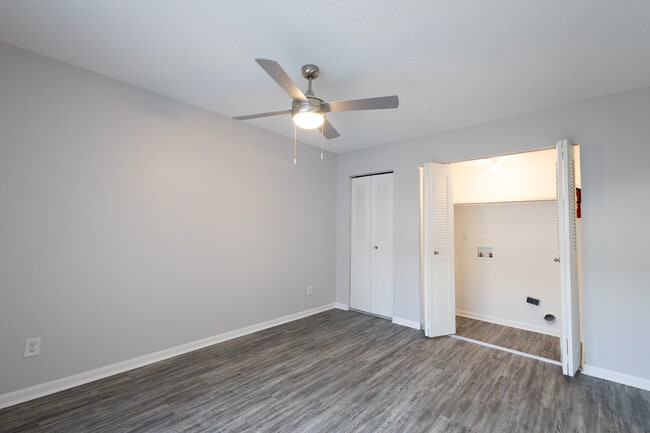 Building Photo - Country Lake Estates