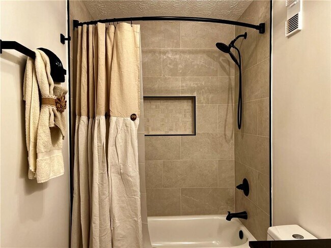 Building Photo - 302 Wynnes Ridge Cir SE