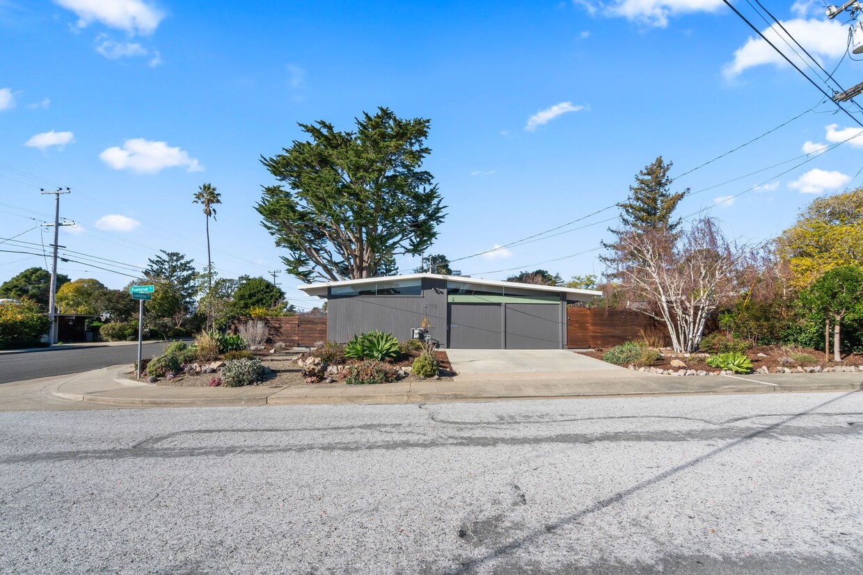 Foto principal - Renovated Eichler Home Nestled in a Vibran...