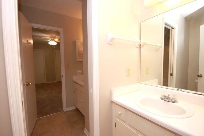 Building Photo - Charming West Pensacola Townhome – 2BR/2BA...
