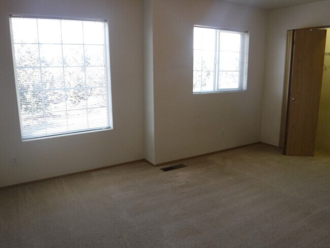 Foto del edificio - NE Bend 2 Bed/2.5 Bath Near St. Charles - Ocker Drive
