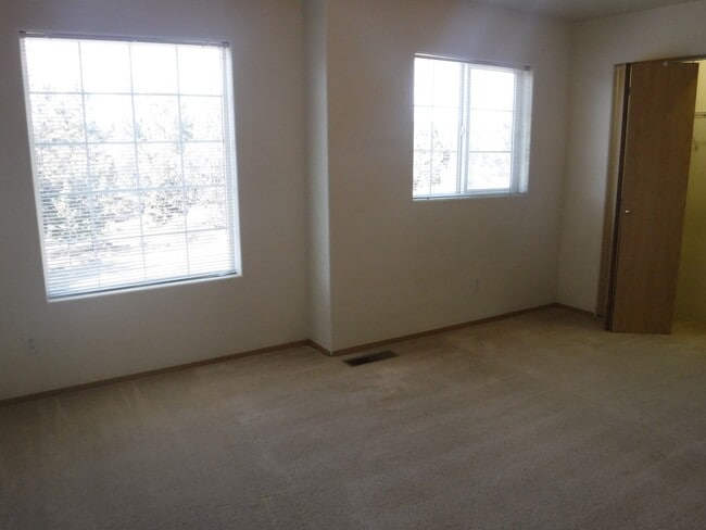 Building Photo - NE Bend 2 Bed/2.5 Bath Near St. Charles - Ocker Drive