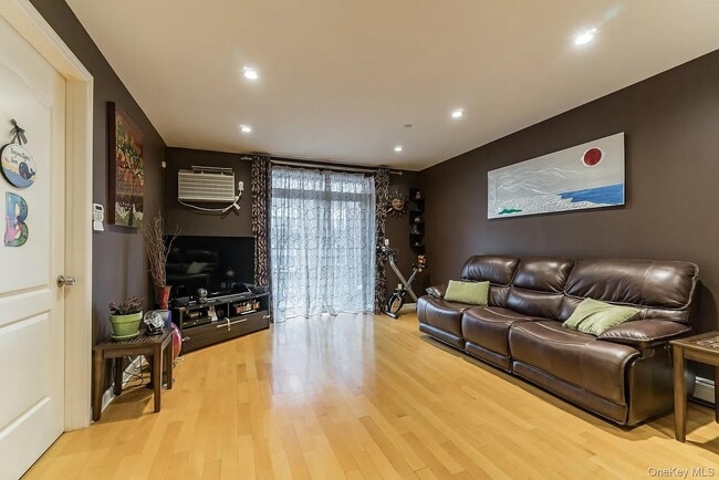 Foto del edificio - 3360 Shore Pkwy