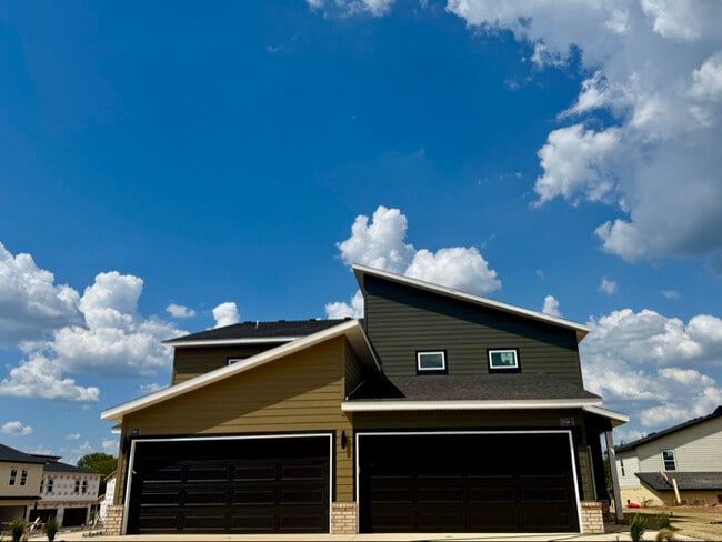 Building Photo - 1708 SW Poigai Wy
