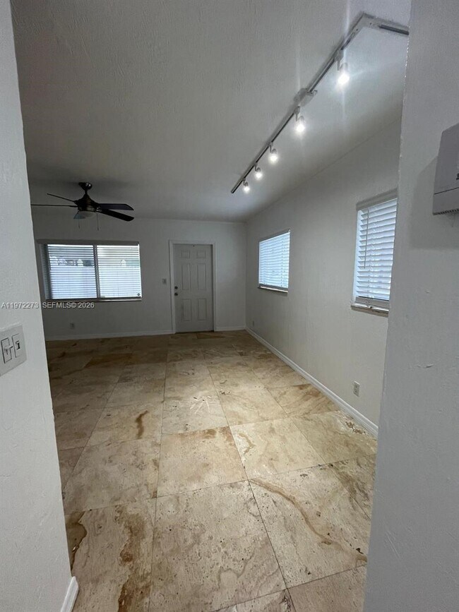 Foto del edificio - 1856 NE 46th St