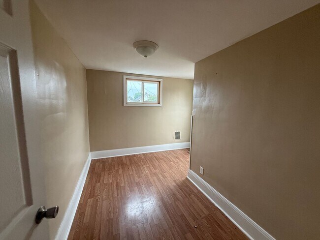 Foto del edificio - 3 bed 1 bath