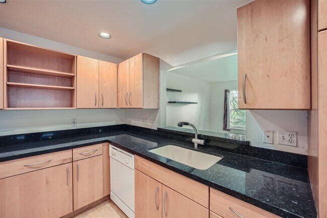 Building Photo - 815 23rd Ave S