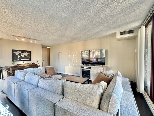 Building Photo - 200 N Dearborn St