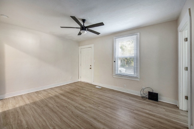 Photo - 2755 E Surrey Dr Apartment