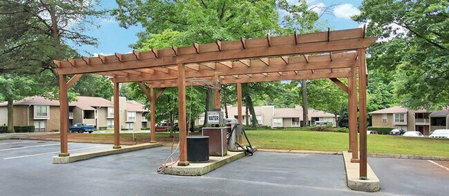 Building Photo - Spacious Two Bedroom Two Bath