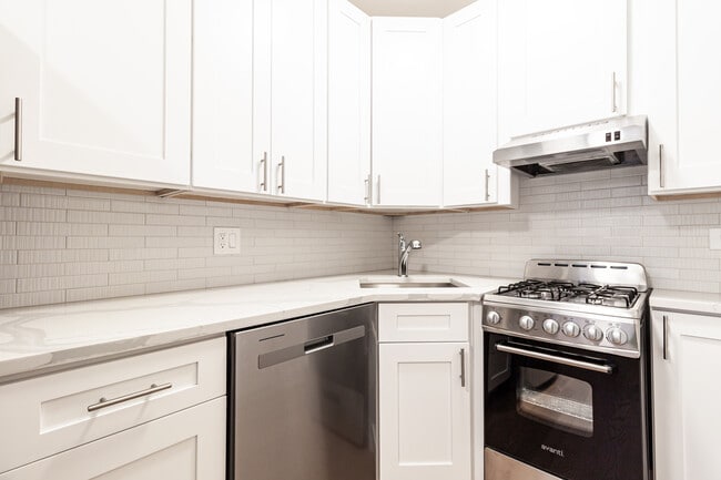 Building Photo - 520 W Cornelia Ave