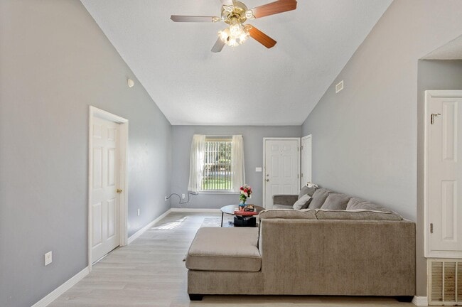 Building Photo - 376 Brackin St