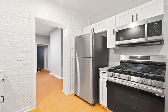 Foto del edificio - Renovated 2 Bed, 1.5 Bath Rowhome in Hazelwood - Central AC & Heat, Laundry - Available Now!