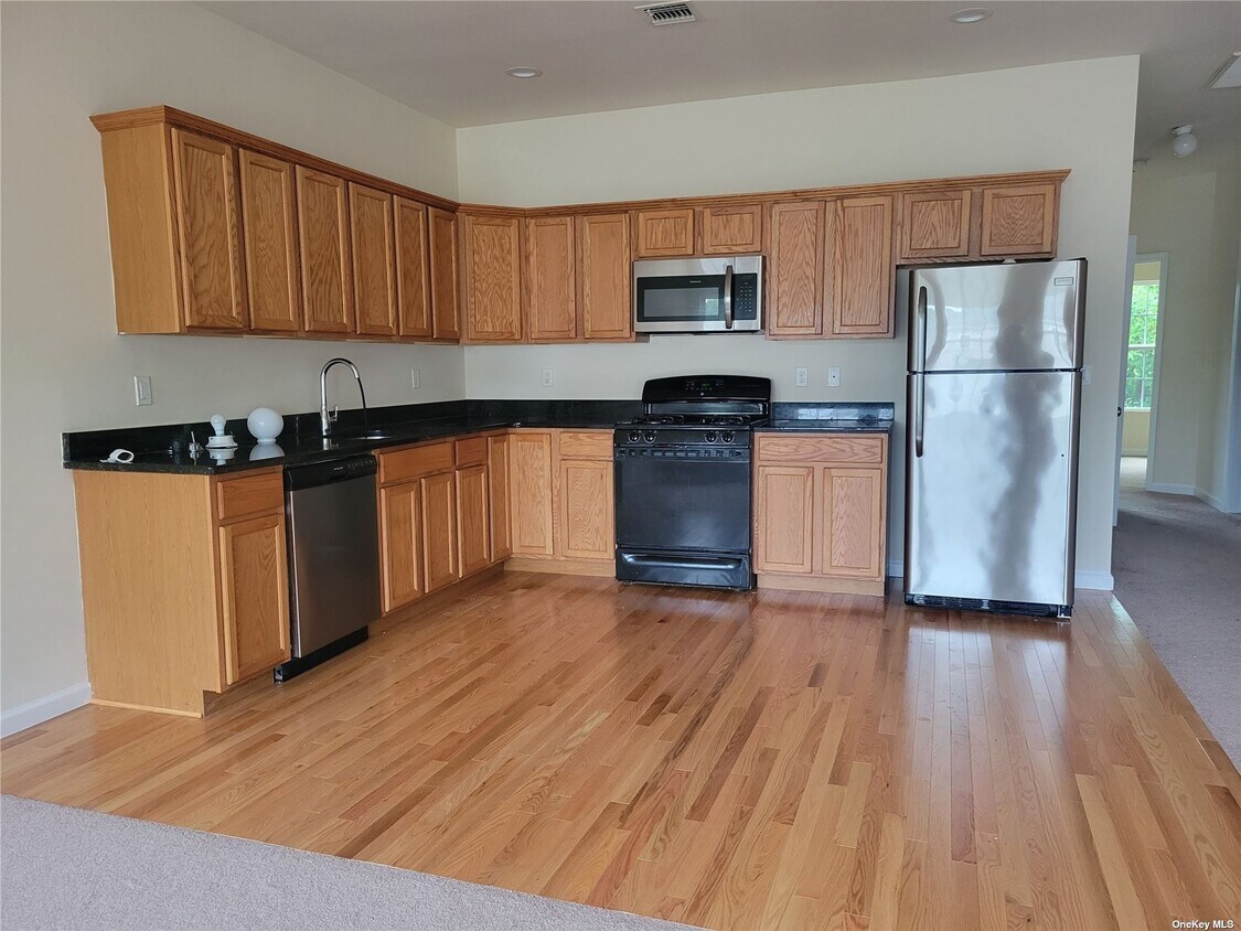 4 Ashley Ct, Islip Terrace, NY 11752 Room for Rent in Islip Terrace