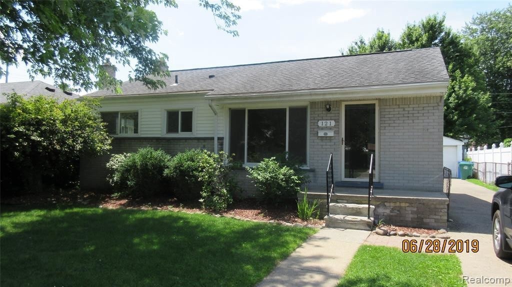 Primary Photo - 121 Radcliff St