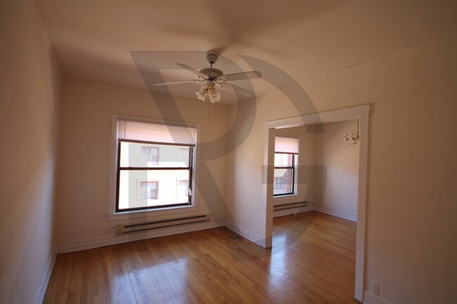Building Photo - 823 W Waveland Ave