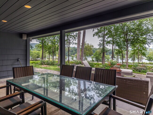 Foto del edificio - 321 W Shore Rd