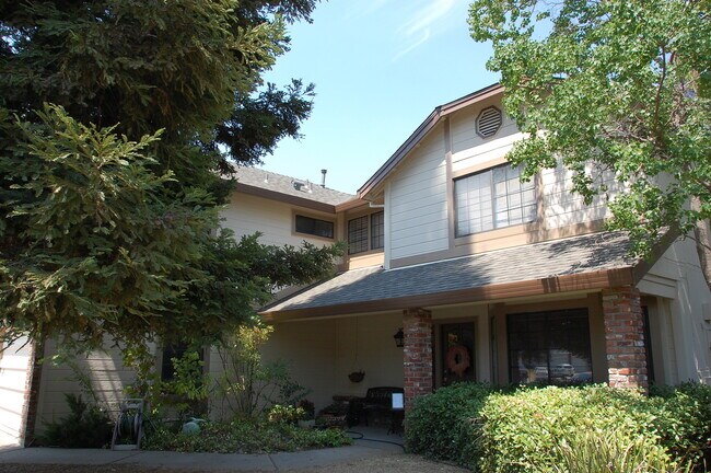 Building Photo - 1342 Kingswood Dr