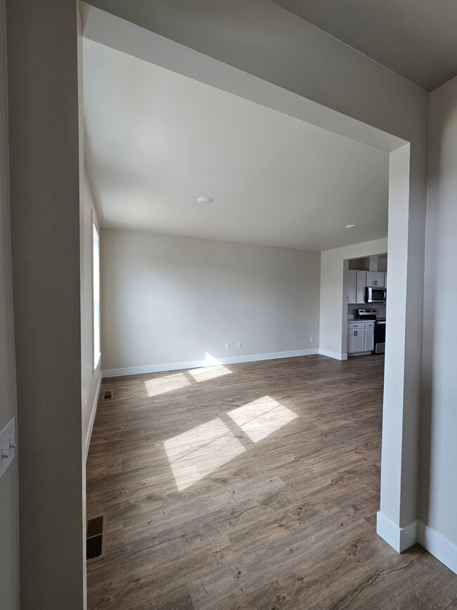 Spacious Living Area - 6125 Northstead Ave