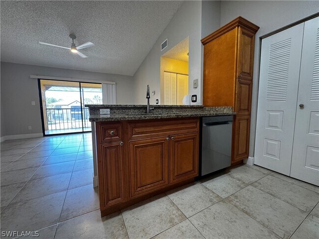 Foto del edificio - 2226 Arbour Walk Cir