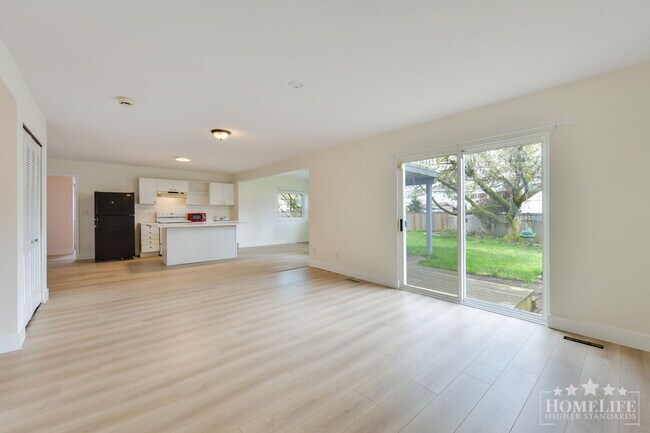 Photo du bâtiment - Bright 2 Bedroom Ground Level Lower Suite in Clayton Heights with Private Patio and Optional Flex...
