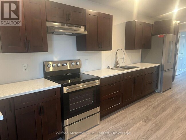 Photo du bâtiment - 380-380 1st Ave N