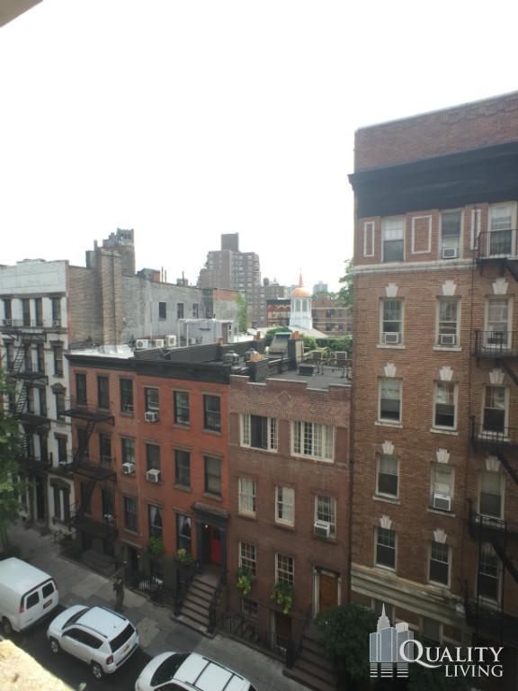 Foto del edificio - 207 W 10th St