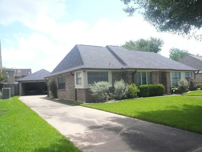 Building Photo - 2803 Green Fields Dr