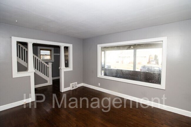 Building Photo - Charming 3BR 1BA Close to Lake Erie!