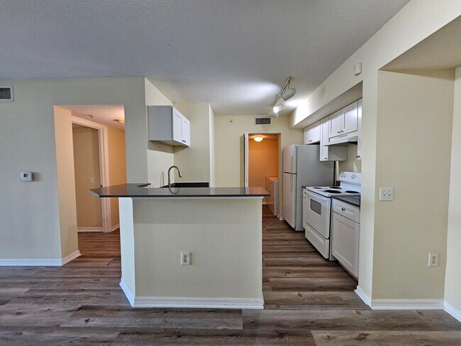 Building Photo - 604 Villa Cir