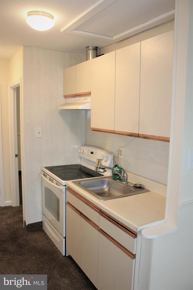 Building Photo - 2743 Jenkintown Rd