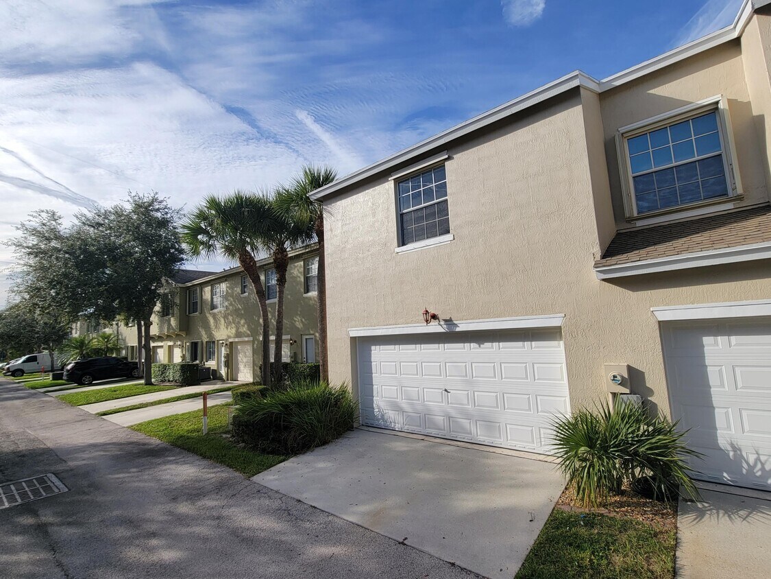 2156 SE Eatonville Dr, Port Saint Lucie, FL 34952 Townhome Rentals in