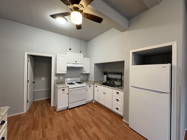 Building Photo - 141 E Fairfield Ct