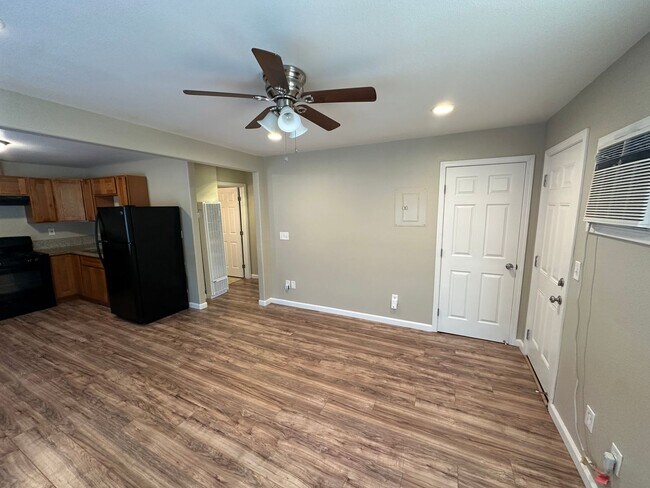 Building Photo - Charming & Spacious 2-Bedroom Home in Sacr...