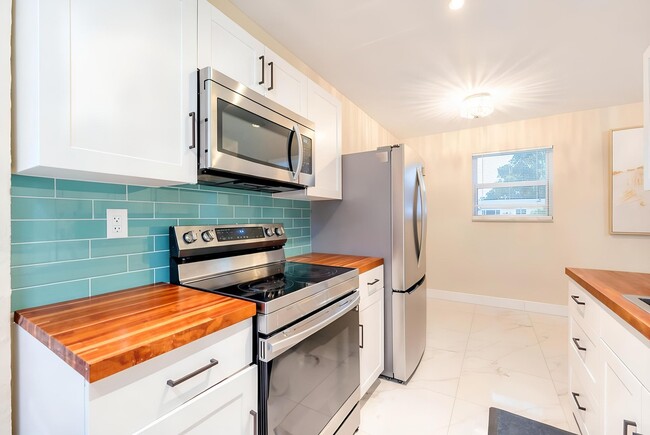 Foto del edificio - 1600 N 68th Ave