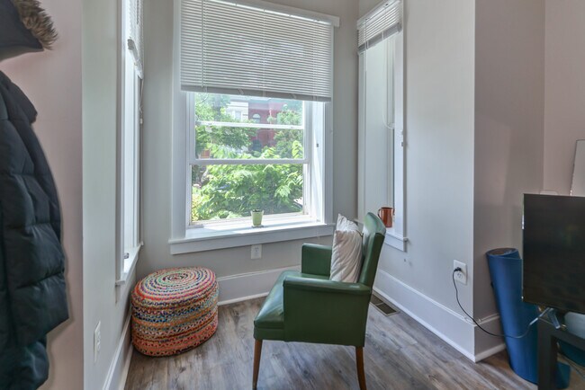 people watching or reading - 52 Q St NE