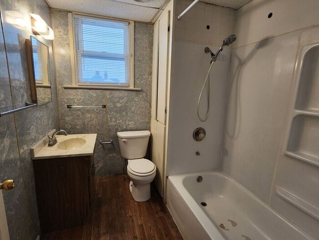 Building Photo - 2 Bedroom Upper Apartment