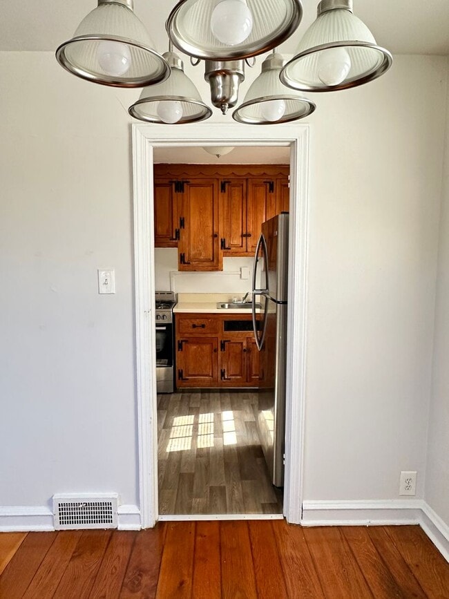 Building Photo - 2819 W Queen Ln