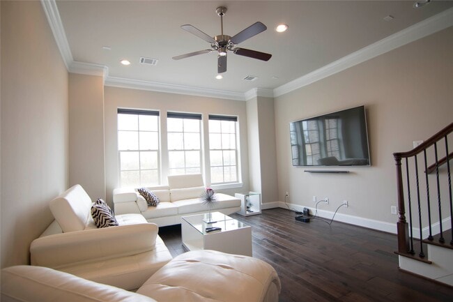 Building Photo - 616 Delano St