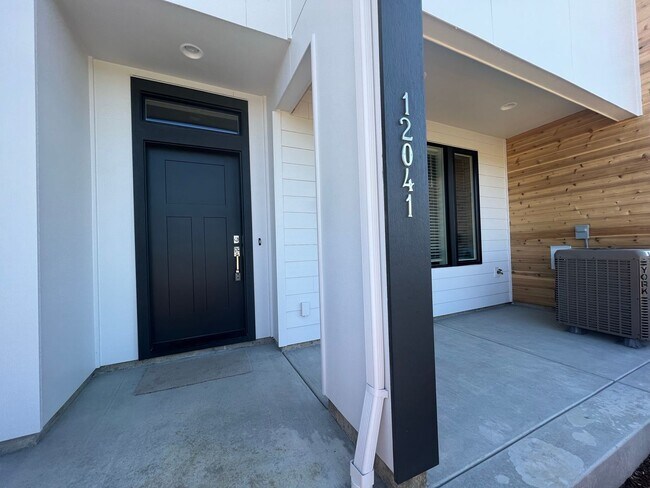 Foto del edificio - Beautiful, Newer Townhome!  Walking distance to many amenities.