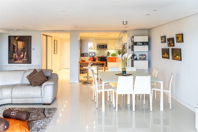 Foto del edificio - 8877 Collins Ave