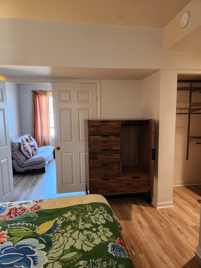 El dormitorio comunica con la sala de estar. El armario del dormitorio tiene un pequeño espacio para guardar ropa. - 1737 P St NW