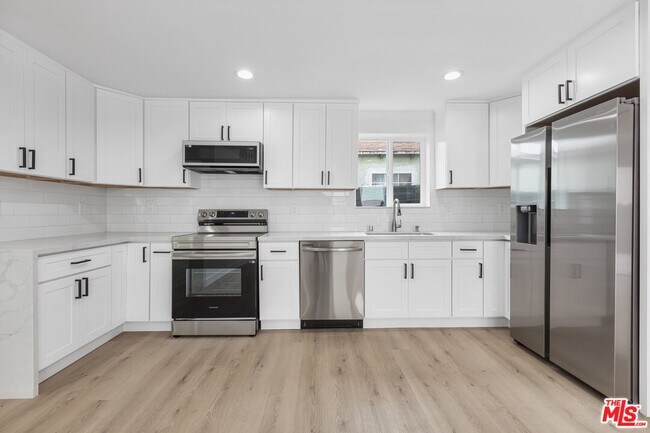 Foto del edificio - 1613-1613 1/2 W 209th St