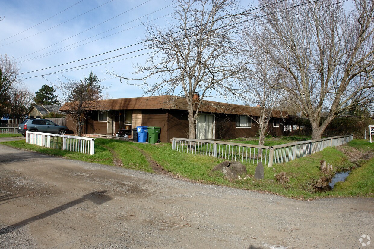 Primary Photo - 3301 Primrose Ave