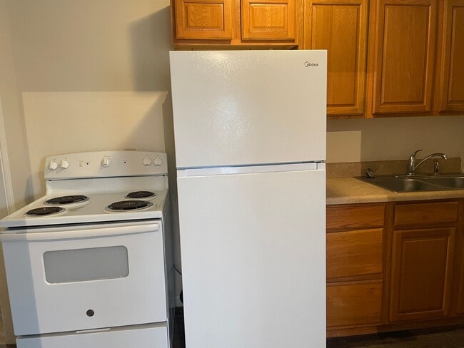 Building Photo - 621 Granada Cir