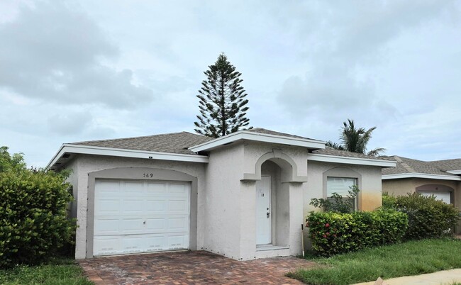 Building Photo - 569 E Ridge Cir N