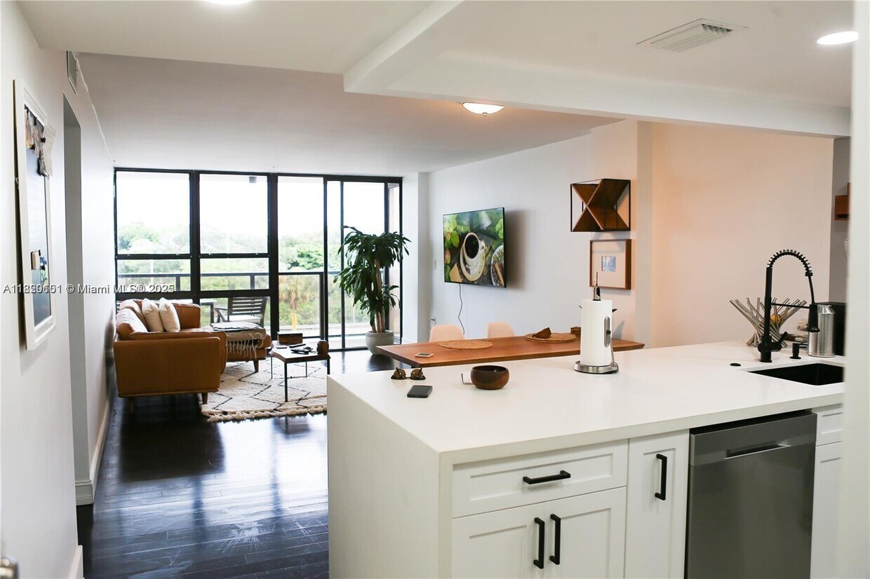 Foto principal - 600 NE 36th St