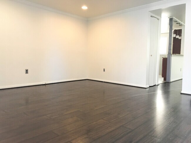 Building Photo - Charming 3bd/1ba Townhome in Johnston Square!