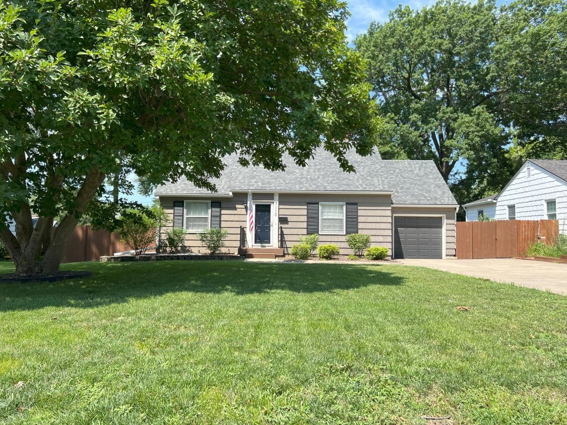 Primary Photo - 7110 Woodson St