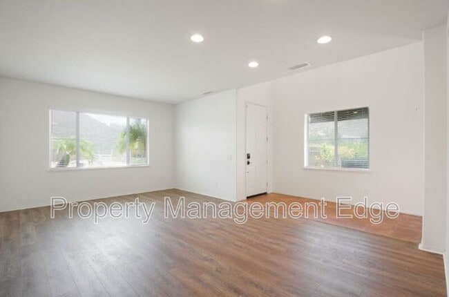 Foto del edificio - 23536 Silverwood St